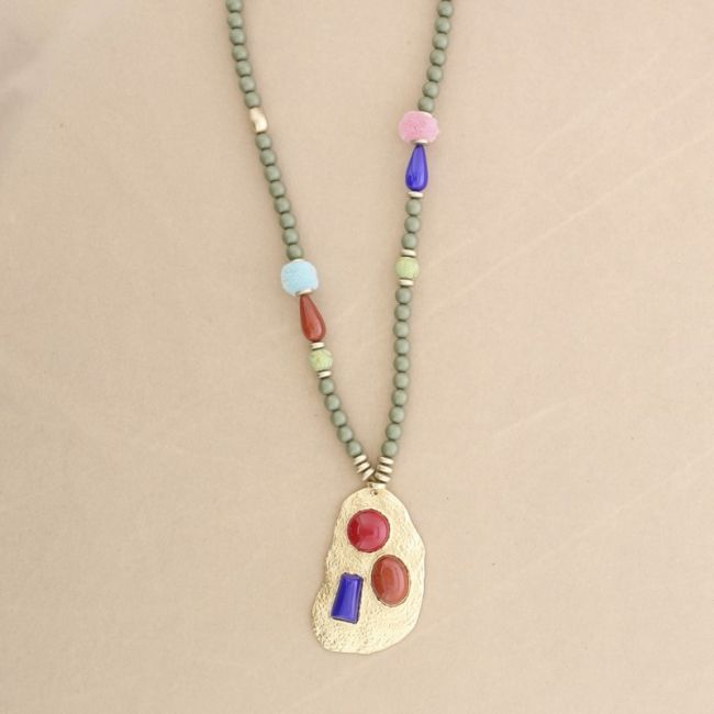 COLLAR LARGO CUENTAS RESINA COLGANTE METAL