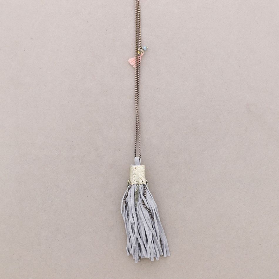 COLLAR LARGO COLG. BORLA CUERO