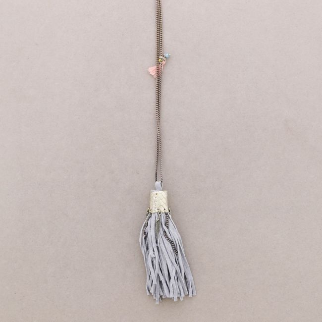 COLLAR LARGO COLG. BORLA CUERO
