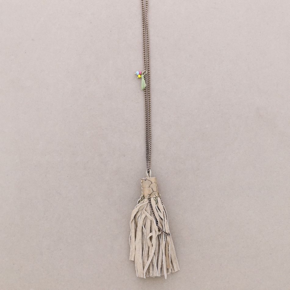 COLLAR LARGO COLG. BORLA CUERO