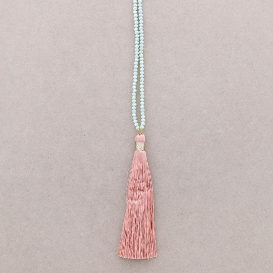 LONG NECKLACE WITH FACETED BEADS PENDANT. FRINGE