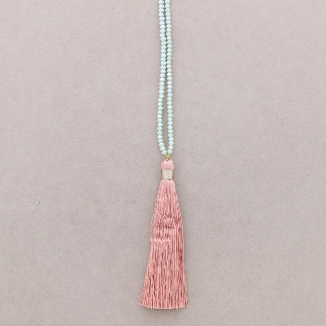 LONG NECKLACE WITH FACETED BEADS PENDANT. FRINGE