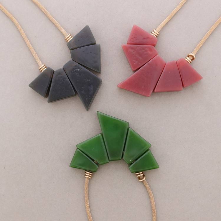 RESIN TRAPEZOID SHORT NECKLACE 2