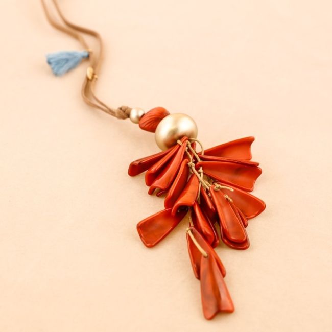 LONG RESIN PENDANT NECKLACE