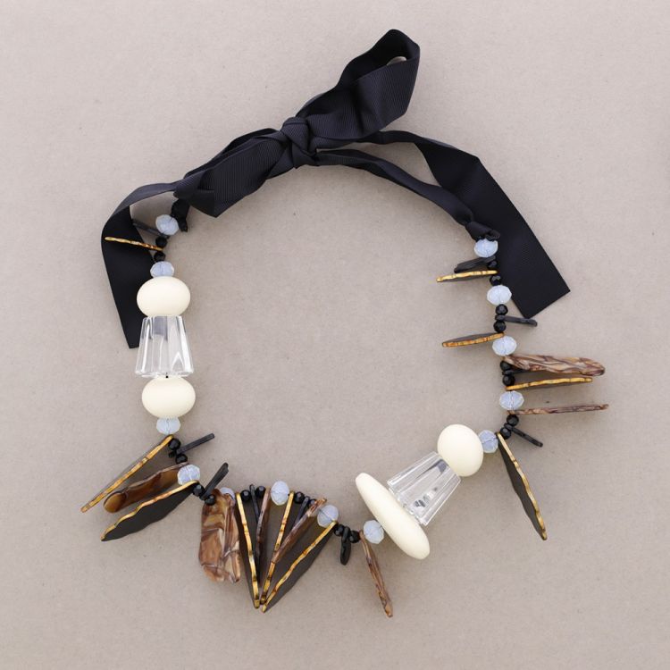 COLLAR LARGO CUENTAS RESINA