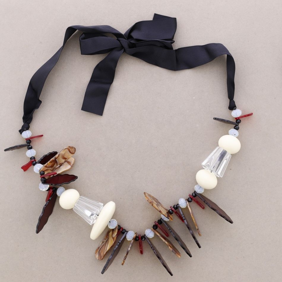 LONG NECKLACE WITH RESIN BEADS