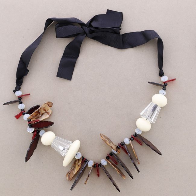 LONG NECKLACE WITH RESIN BEADS