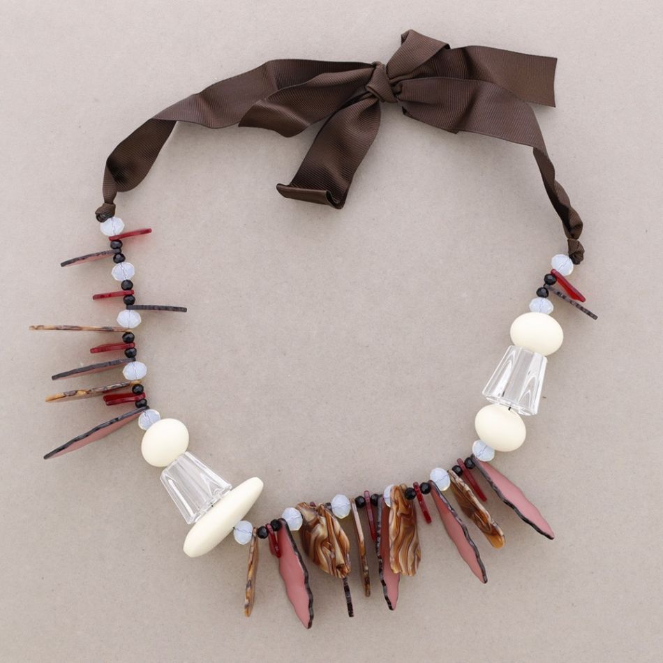 LONG NECKLACE WITH RESIN BEADS