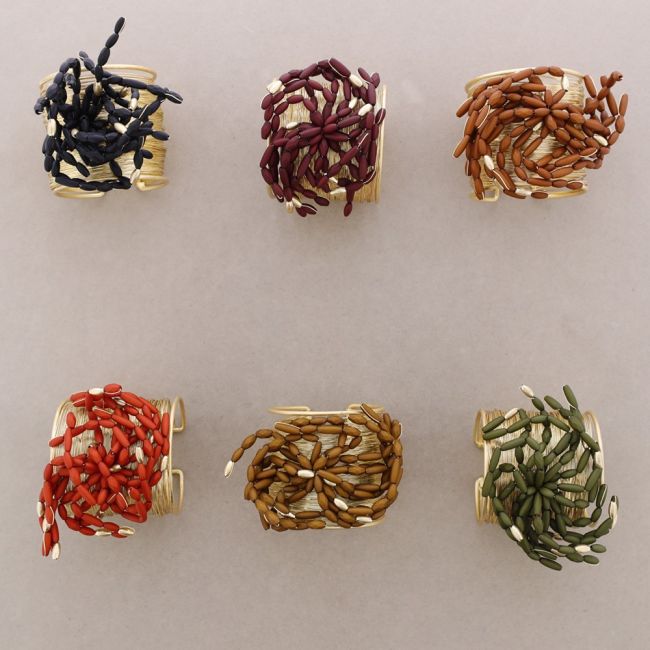 METAL FLOWER BRACELET WITH RESIN BEADS