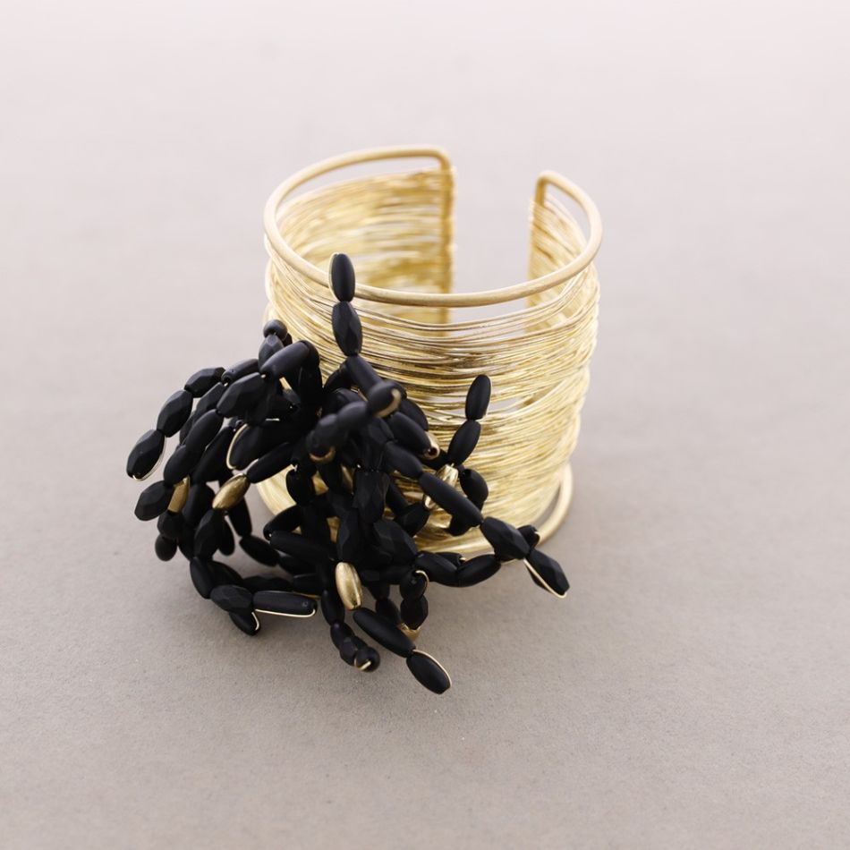 METAL FLOWER BRACELET WITH RESIN BEADS