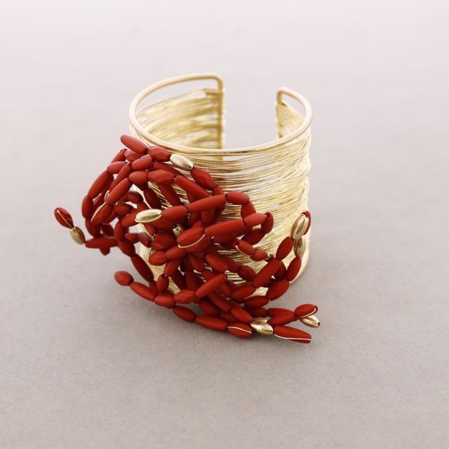 METAL FLOWER BRACELET WITH RESIN BEADS