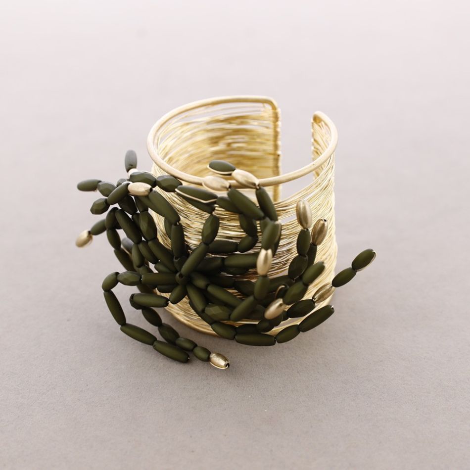 METAL FLOWER BRACELET WITH RESIN BEADS