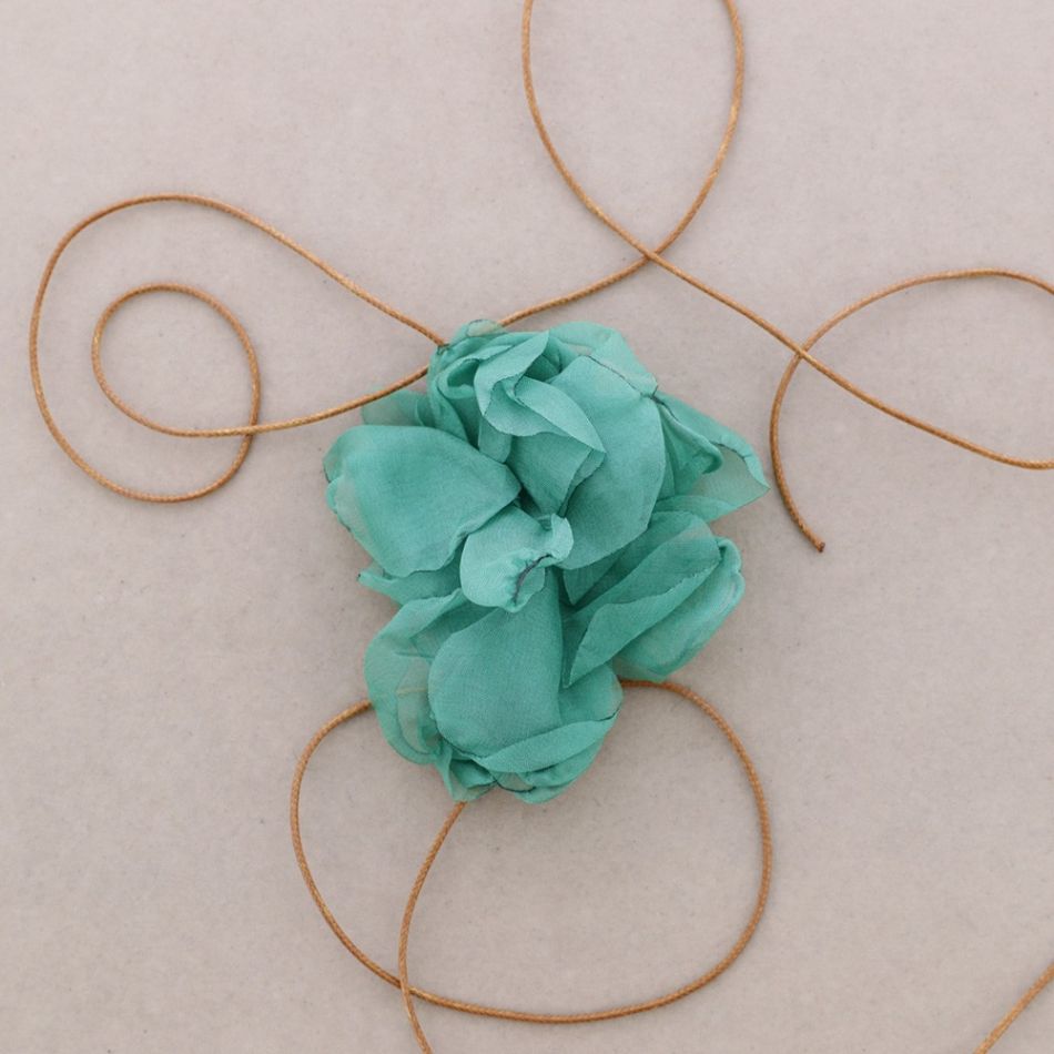 FABRIC FLOWER 9 CM SHORT NECKLACE