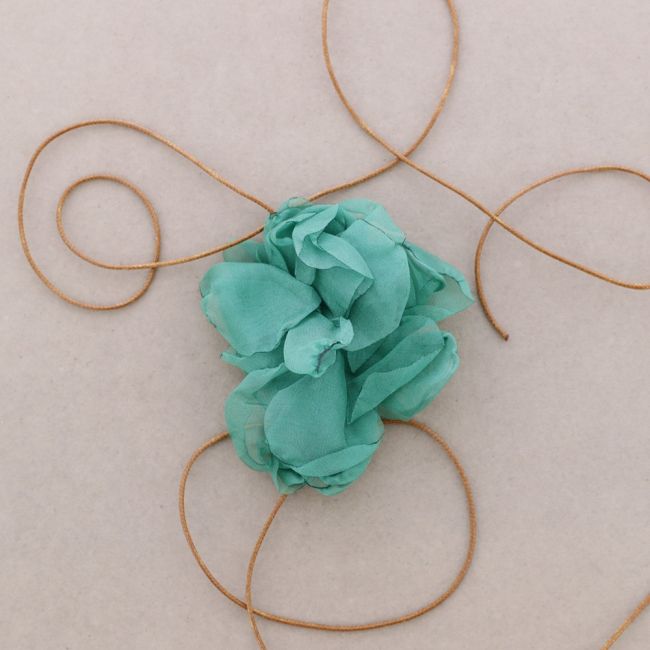 FABRIC FLOWER 9 CM SHORT NECKLACE