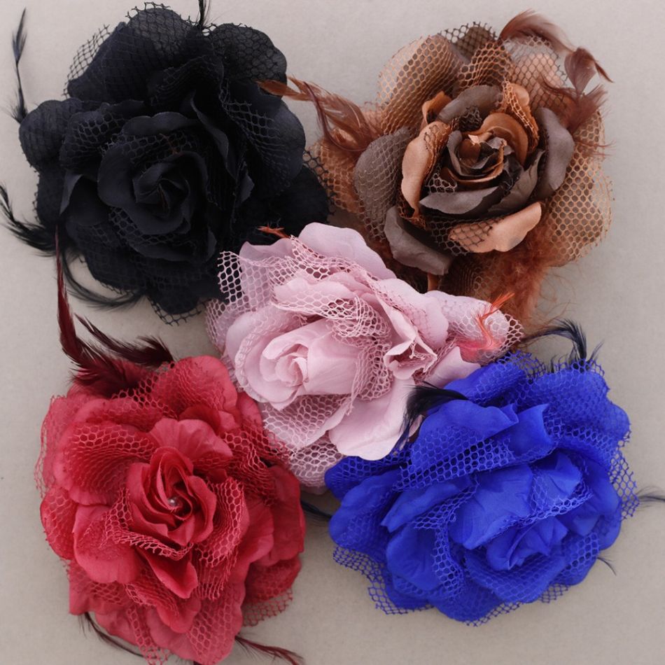 BROCHE FLOR TELA DOBLE CAPA PLUMAS 16CM