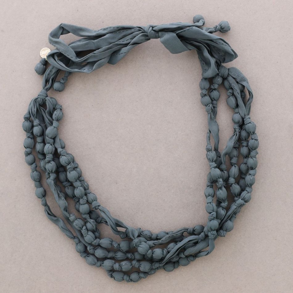 SHORT NECKLACE WITH COATED BALLS KNOTS