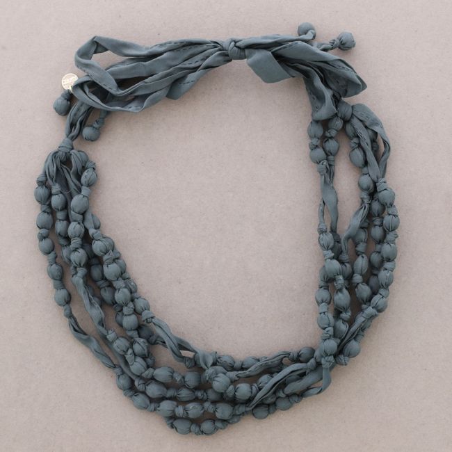 SHORT NECKLACE WITH COATED BALLS KNOTS