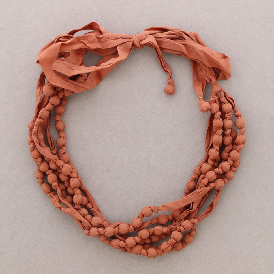 SHORT NECKLACE WITH COATED BALLS KNOTS