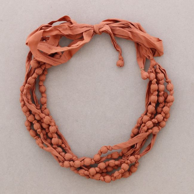 SHORT NECKLACE WITH COATED BALLS KNOTS