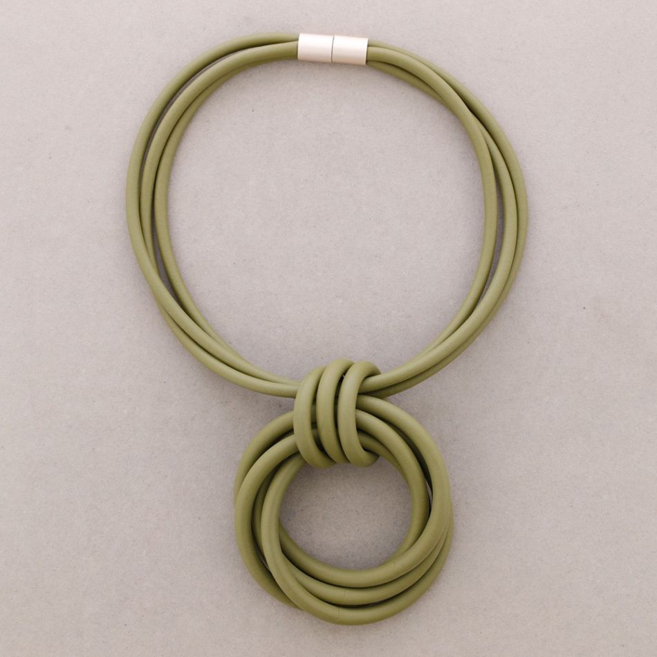 MAGNET CHOKER PENDANT WITH RUBBER RINGS