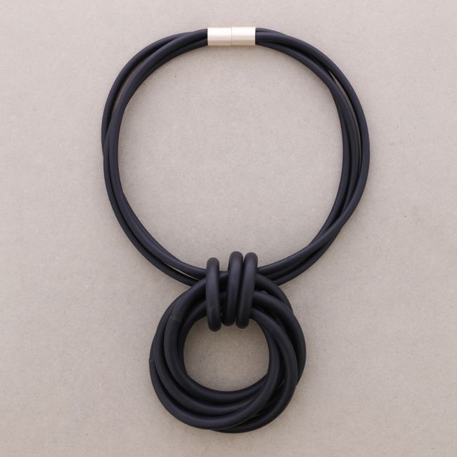 MAGNET CHOKER PENDANT WITH RUBBER RINGS