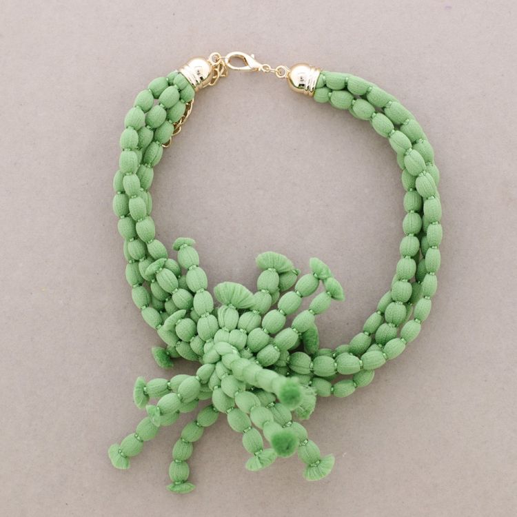 WOOL FLOWER CHOKER WITH BALLS