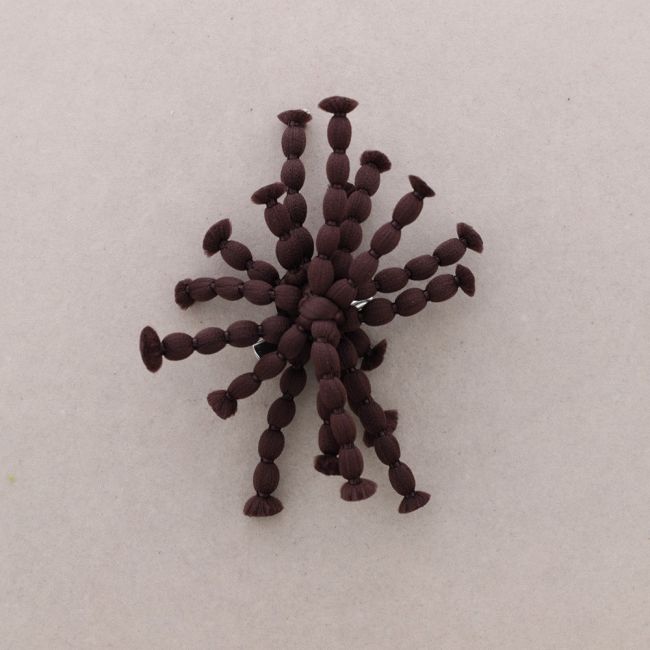 BROCHE FLOR LANA BOLITAS