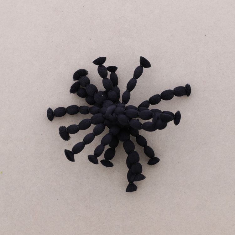 BROCHE FLOR LANA BOLITAS