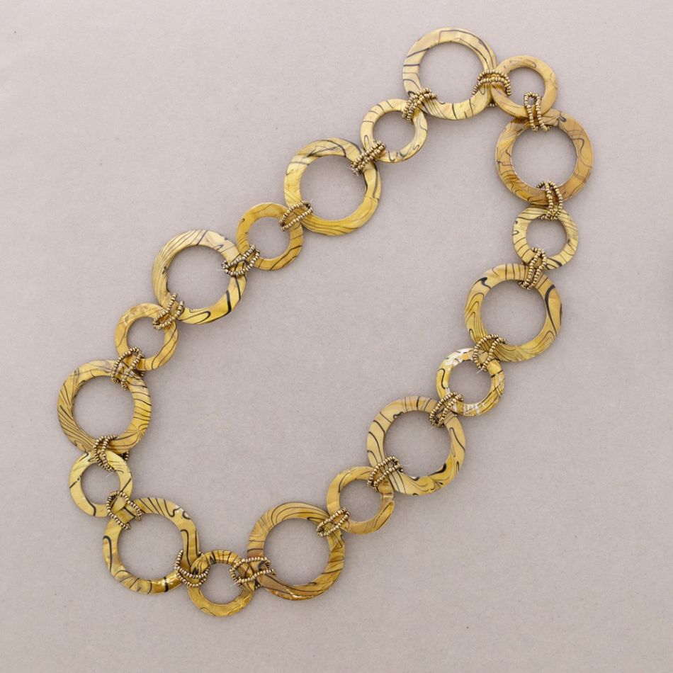 LONG NECKLACE WITH NACRE BEADS