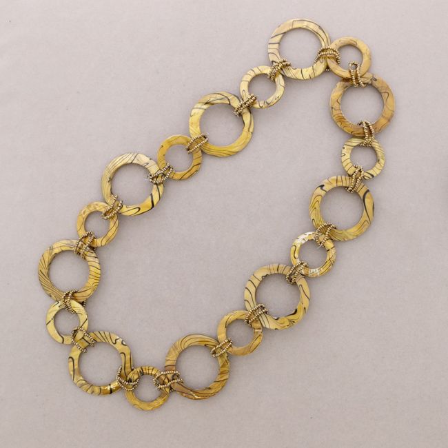 LONG NECKLACE WITH NACRE BEADS