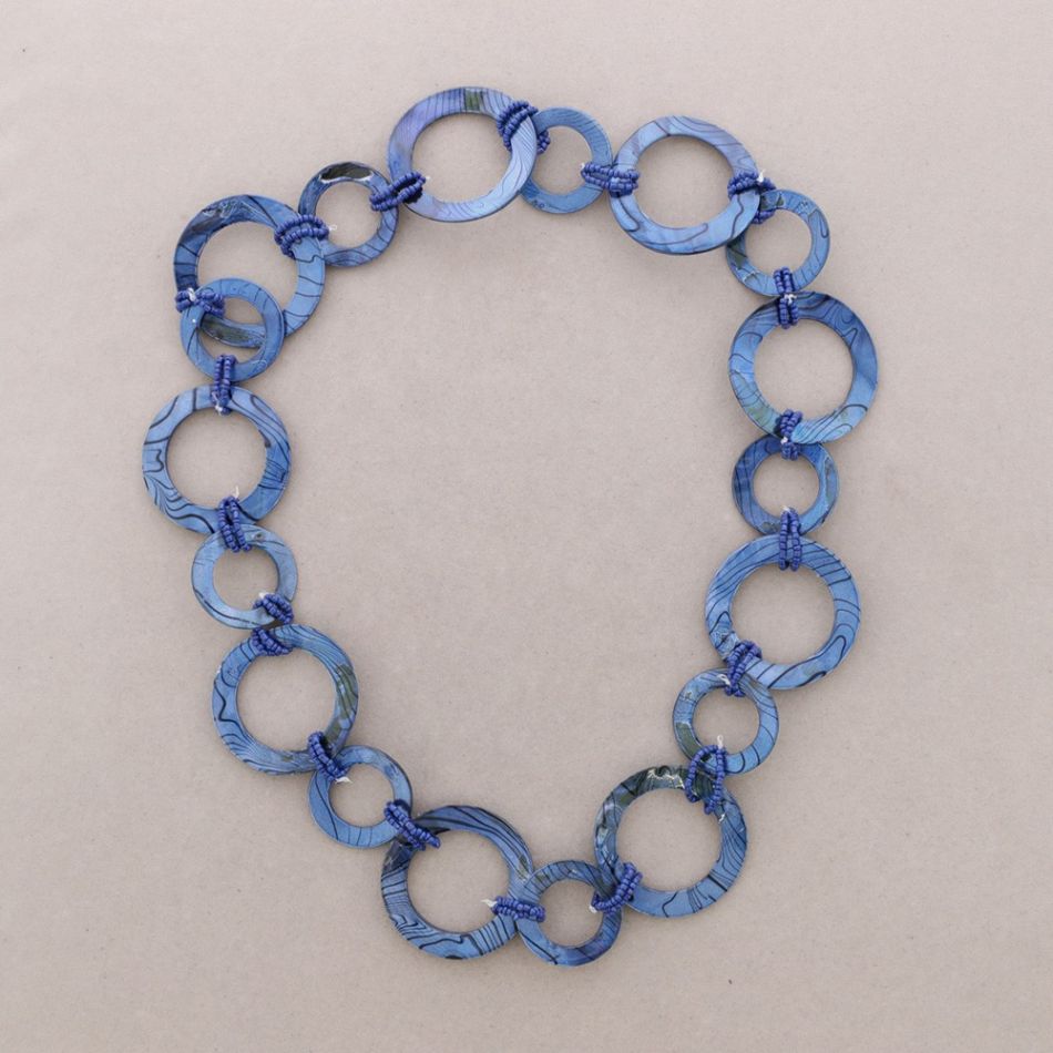 LONG NECKLACE WITH NACRE BEADS