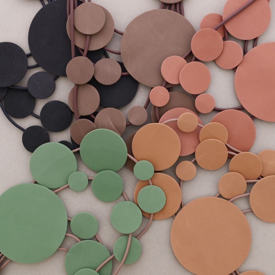 MULTI-TURN RUBBER NECKLACE FOAMY MEDALS