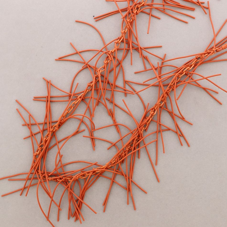 LONG NECKLACE WITH RUBBER KNOTS