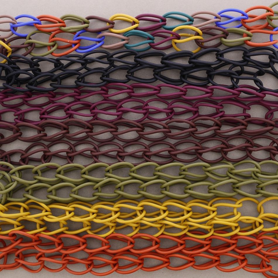 COLLAR LARGO ESLABONES GOMA