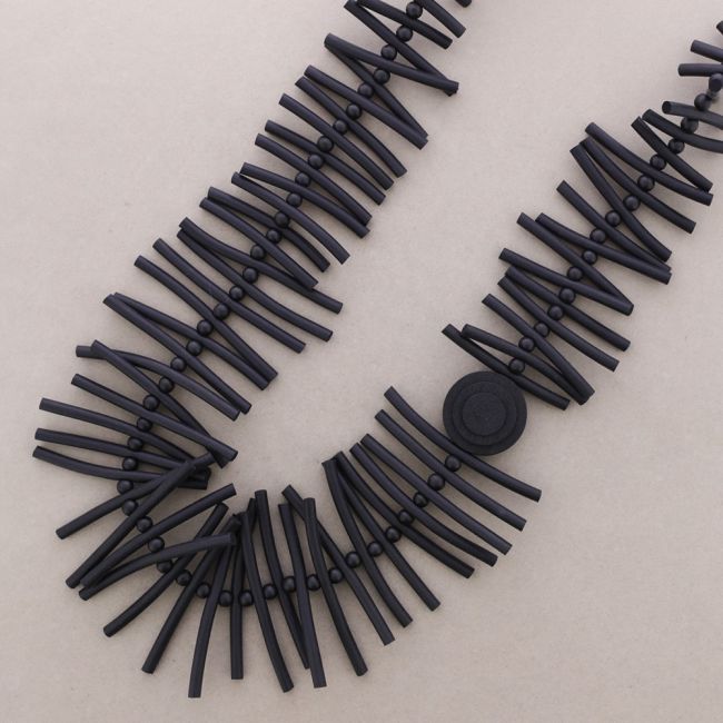 LONG NECKLACE WITH RUBBER STRIPS
