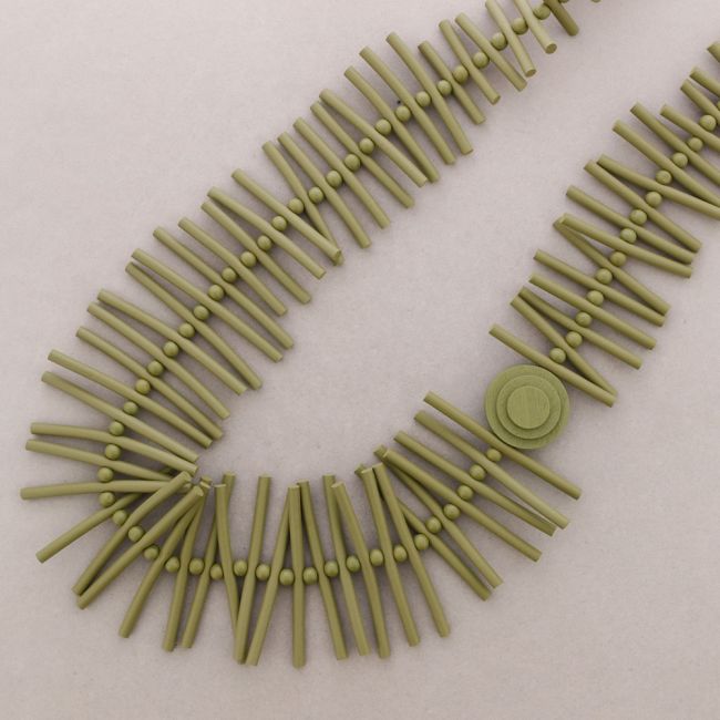 LONG NECKLACE WITH RUBBER STRIPS