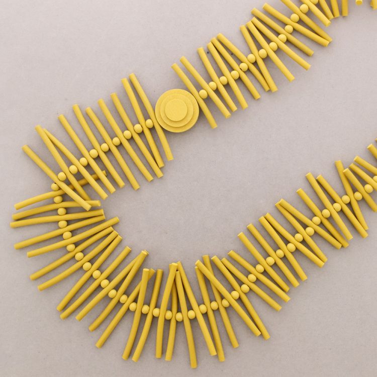 COLLAR LARGO TIRAS GOMA 2
