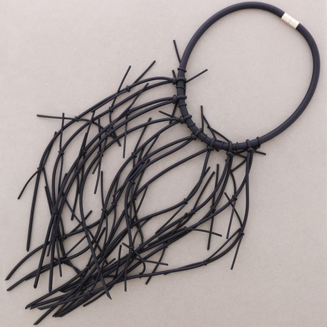 LONG MAGNETIC CHOKER WITH RUBBER KNOTS