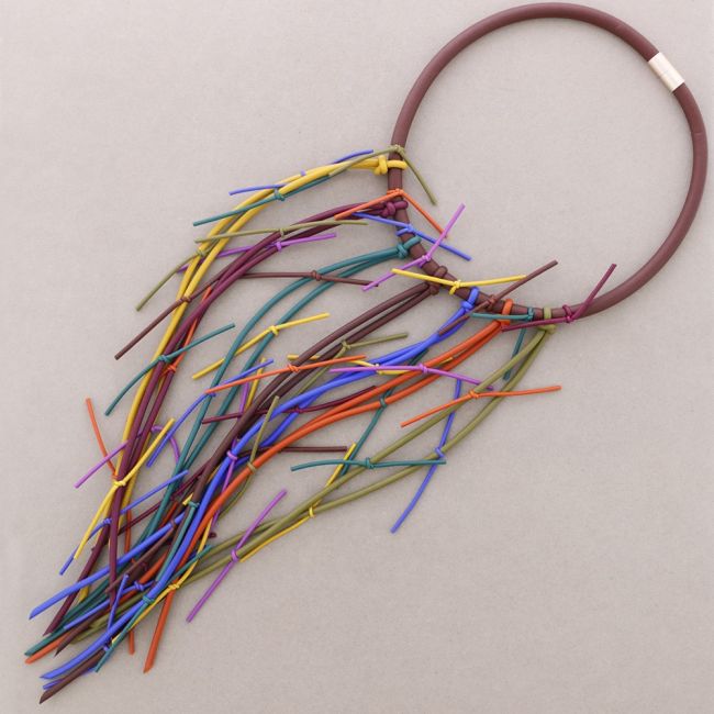 LONG MAGNETIC CHOKER WITH RUBBER KNOTS