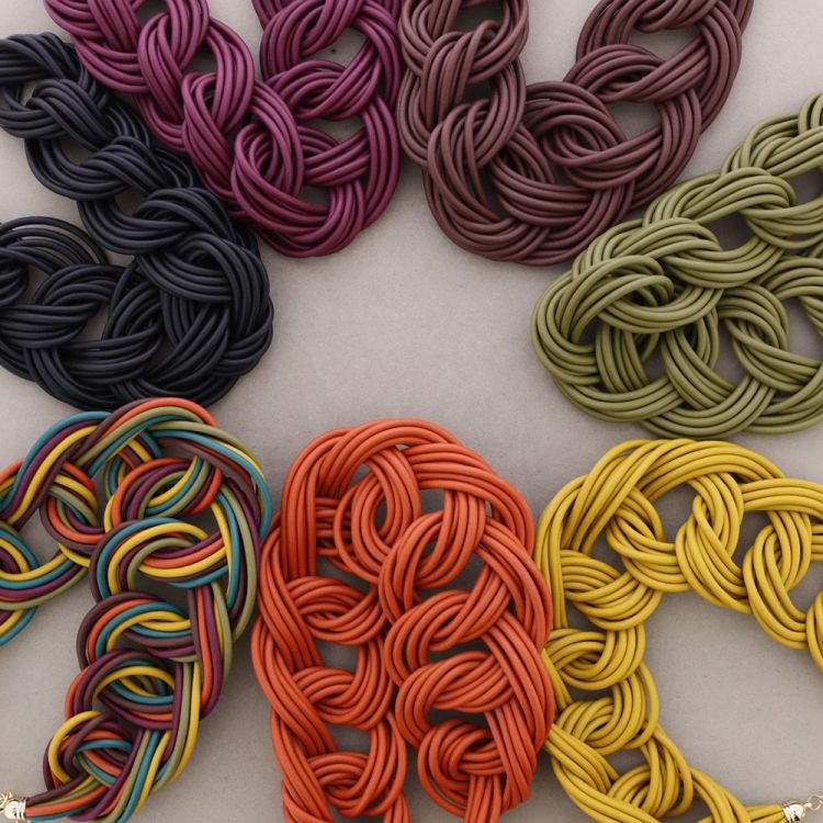 MULTI-TURN LINKS RUBBER NECKLACE 2