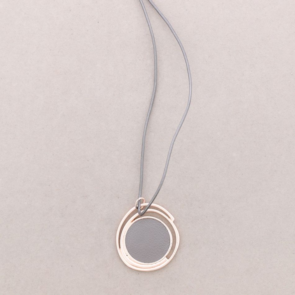 LONG NECKLACE METAL LEATHER PENDANT