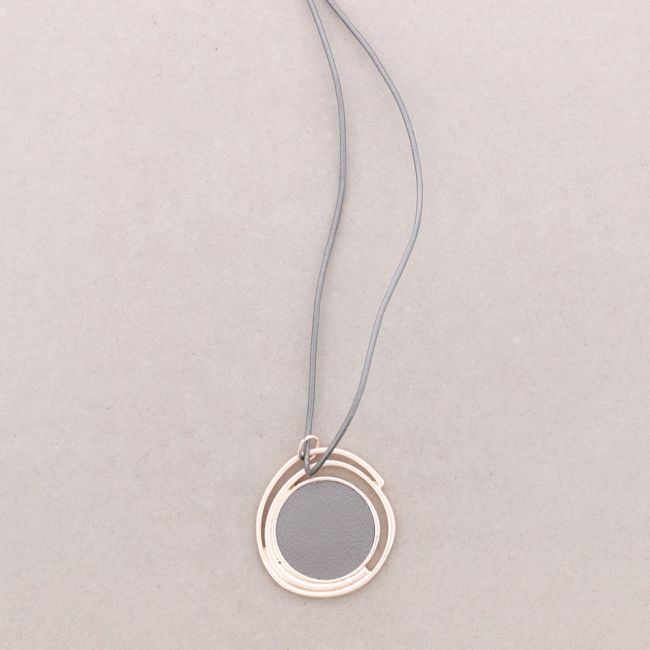COLLAR LARGO COLGANTE METAL CUERO