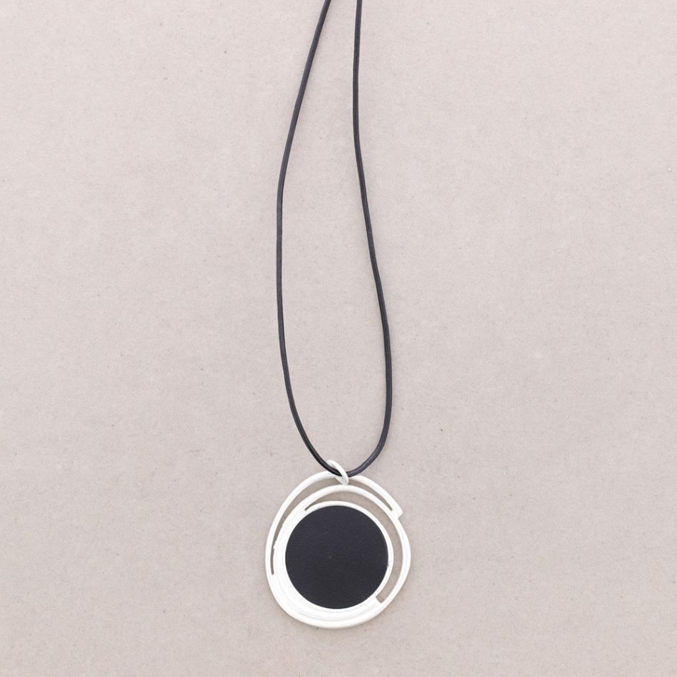 COLLAR LARGO COLGANTE METAL CUERO