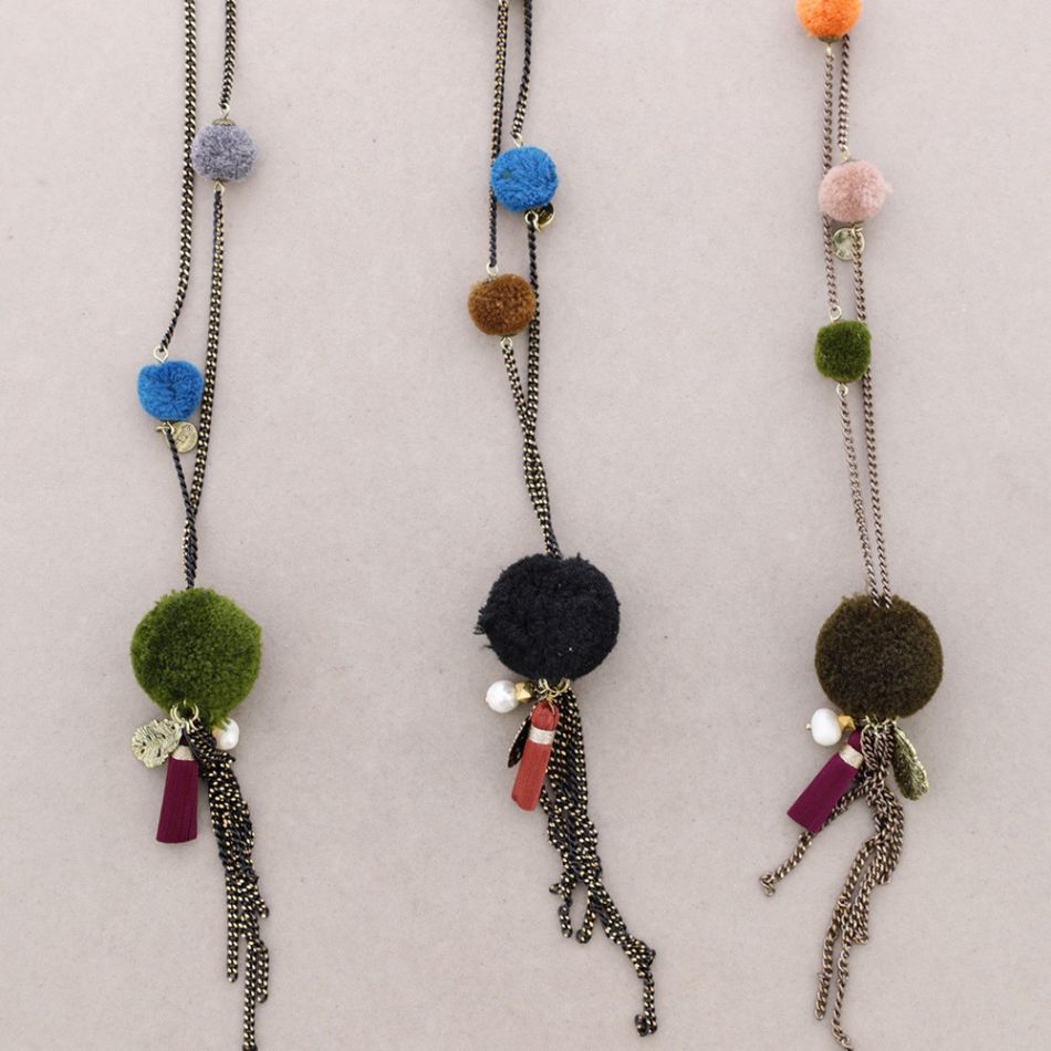 COLLAR LARGO CUENTAS POMPONES