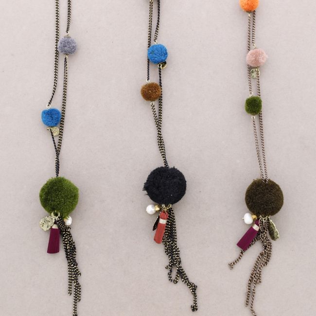 COLLAR LARGO CUENTAS POMPONES