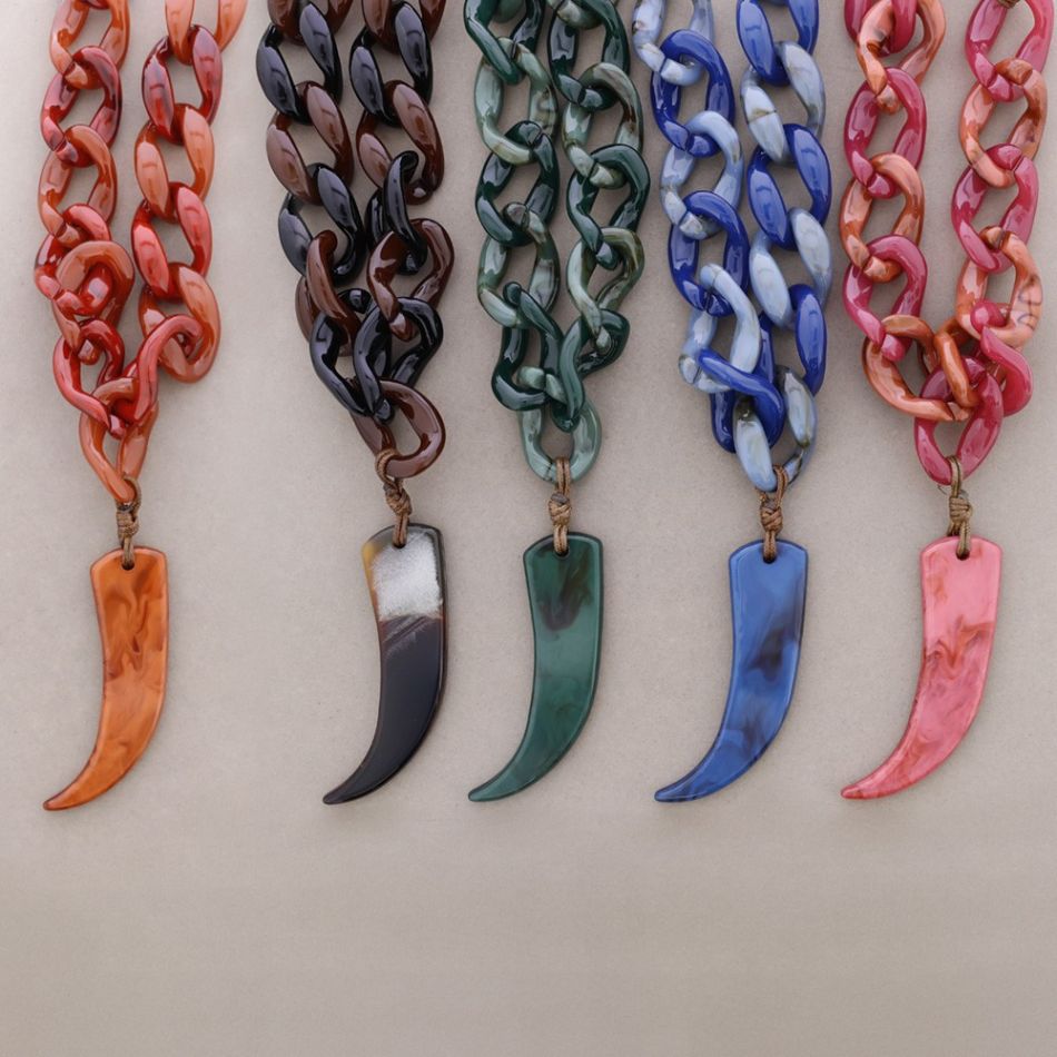 COLLAR ESLABONES COLGANTE CUERNO RESINA