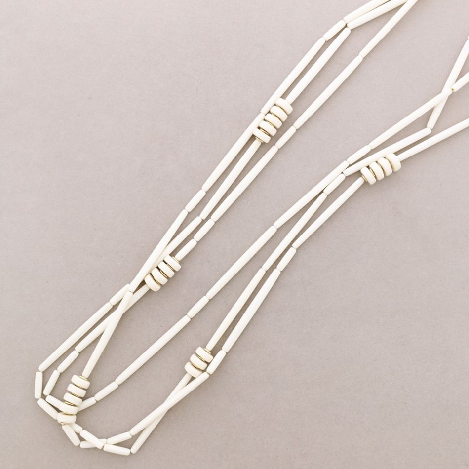 COLLAR LARGO TRIPLE FILA CUENTAS RESINA