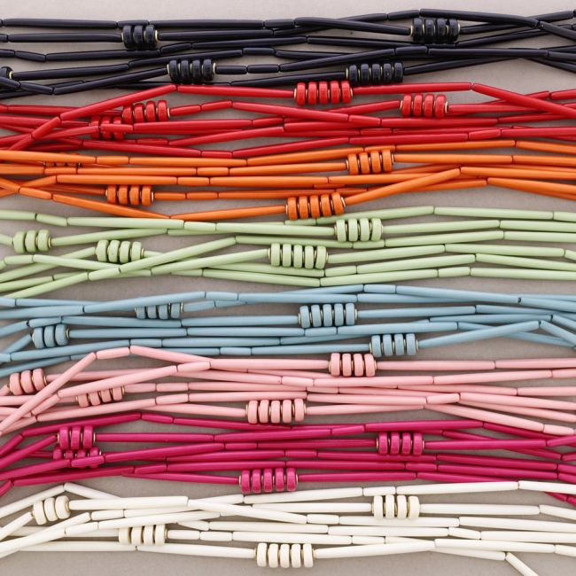 COLLAR LARGO TRIPLE FILA CUENTAS RESINA