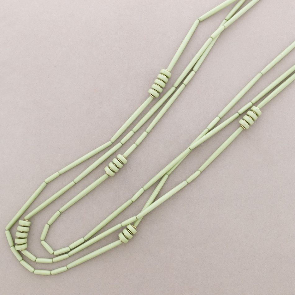 COLLAR LARGO TRIPLE FILA CUENTAS RESINA