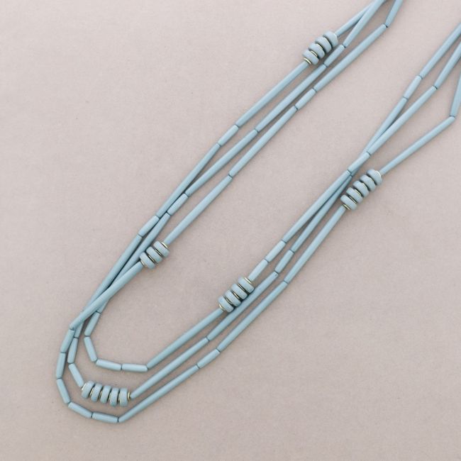 COLLAR LARGO TRIPLE FILA CUENTAS RESINA